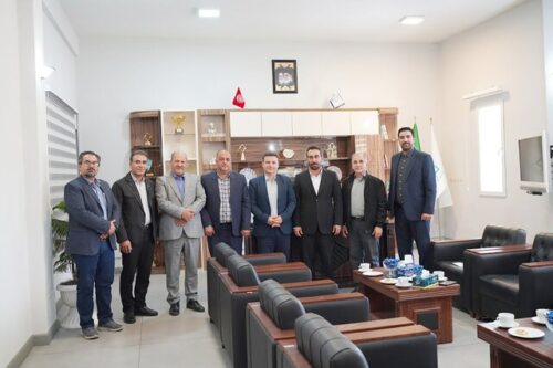 شهرام کاشانی در دیدار هیئت مدیره انجمن صنفی کارفرمایی بتن آماده و قطعات بتنی آذربایجان شرقی همزمان با روز ملی صنعت بتن افزود: بتن به عنوان متداول ترین مصالح مورد استفاده در صنعت راه و ساختمان باید طبق استاندارد ملی ایران به شماره ۶۰۴۴ تولید و حمل شود تا با بهره مندی از شکل پذیری، مقاومت و دوام بالا، کارایی لازم را برای تضمین ایمنی ساخت و سازها داشته باشد. وی به دوره جدید تحولی در سازمان و اقدامات صورت گرفته جهت تسهیل امور مرتبط و رفع موانع موجود با تولید کنندگان و صنایع اشاره و بر تداوم ارتباط تنگاتنگ اداره کل با واحدهای تولیدی تاکید و عنوان کرد: تا جایی که قانون اجازه بدهد با هدف بهبود شرایط واحدهای تولیدی همگام و هم سو با آنها هستیم و از مشاوره و راهنمایی لازم دریغ نخواهیم کرد. رئیس هیئت مدیره انجمن صنفی کارفرمایی بتن آماده و قطعات بتنی آذربایجان شرقی نیز در این دیدار با اشاره به اهمیت استاندارد در سطح جامعه بر لزوم همکاری‌های فیمابین تاکید کرد. هادی آهنگر پروین، ضمن توضیح اقدامات انجمن و برنامه‌های آتی آن، نقش استاندارد را در جامعه و ایمنی و سلامت مردم، بسیار برجسته شمرد و از تلاش‌های اداره کل استاندارد استان در زمینه توسعه استاندارها قدردانی کرد. به گزارش ایسنا و به نقل از روابط عمومی انجمن، آهنگر ضمن اشاره به پتانسیل بالای انجمن در خصوص افزایش تحقق اهداف اخذ استاندارد اجباری، چند طرح پیشنهادی از جمله ایجاد بستر رتبه بندی برخط واحد های تولیدی را مطرح کرد و حمایت ویژه اداره کل استاندارد در این خصوص را لازمه دستیابی به اهداف طرح دانست.