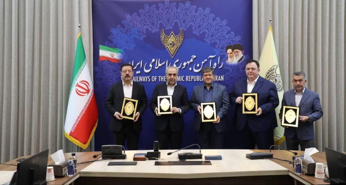 امضای تفاهم نامه ساخت چند پروژه ریلی با سرمایه‌گذار خارجی