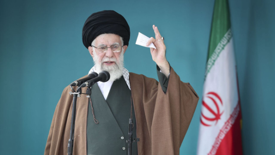 رهبر انقلاب: نیروهای مسلح، رژیم رذل صهیونی را بیچاره خواهند کرد؛ همه مردم پشتیبان آنها هستند