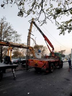 خسارت به شبکه برق به دلیل برخورد خودروی سواری با تیر برق/ اقدام سریع نیروهای برق برای تأمین بار و رفع خطر