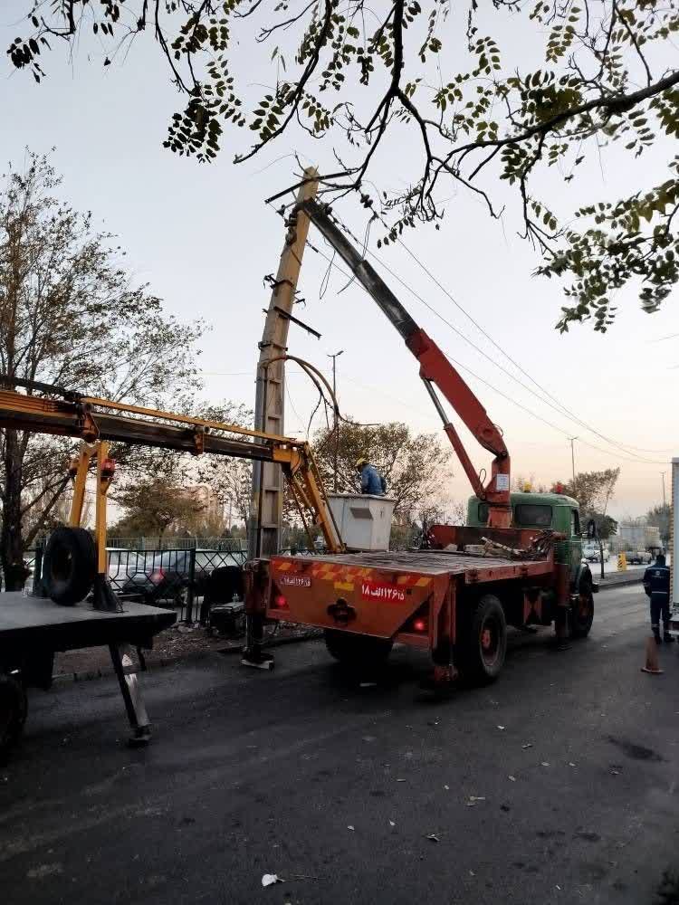 خسارت به شبکه برق به دلیل برخورد خودروی سواری با تیر برق/ اقدام سریع نیروهای برق برای تأمین بار و رفع خطر
