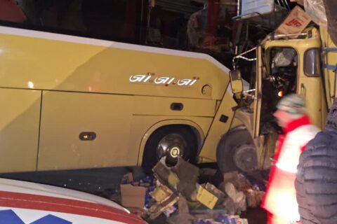 تصادف تریلی با اتوبوس در محور سرچم اردبیل یک فوتی و ۲۰ مجروح بر جا گذاشت