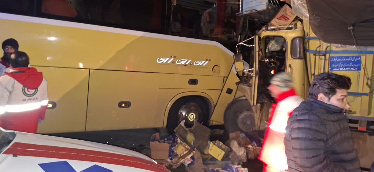 تصادف تریلی با اتوبوس در محور سرچم اردبیل یک فوتی و ۲۰ مجروح بر جا گذاشت
